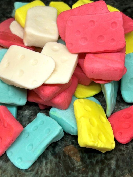 Bonbons mousse fromage gélifiés tendres en forme de morceaux de fromage