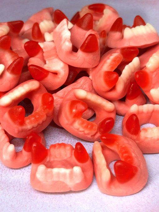 Dent de Vampire Dracula Trolli 100g – bonbons gélifiés roses et blancs au goût crème-fraise