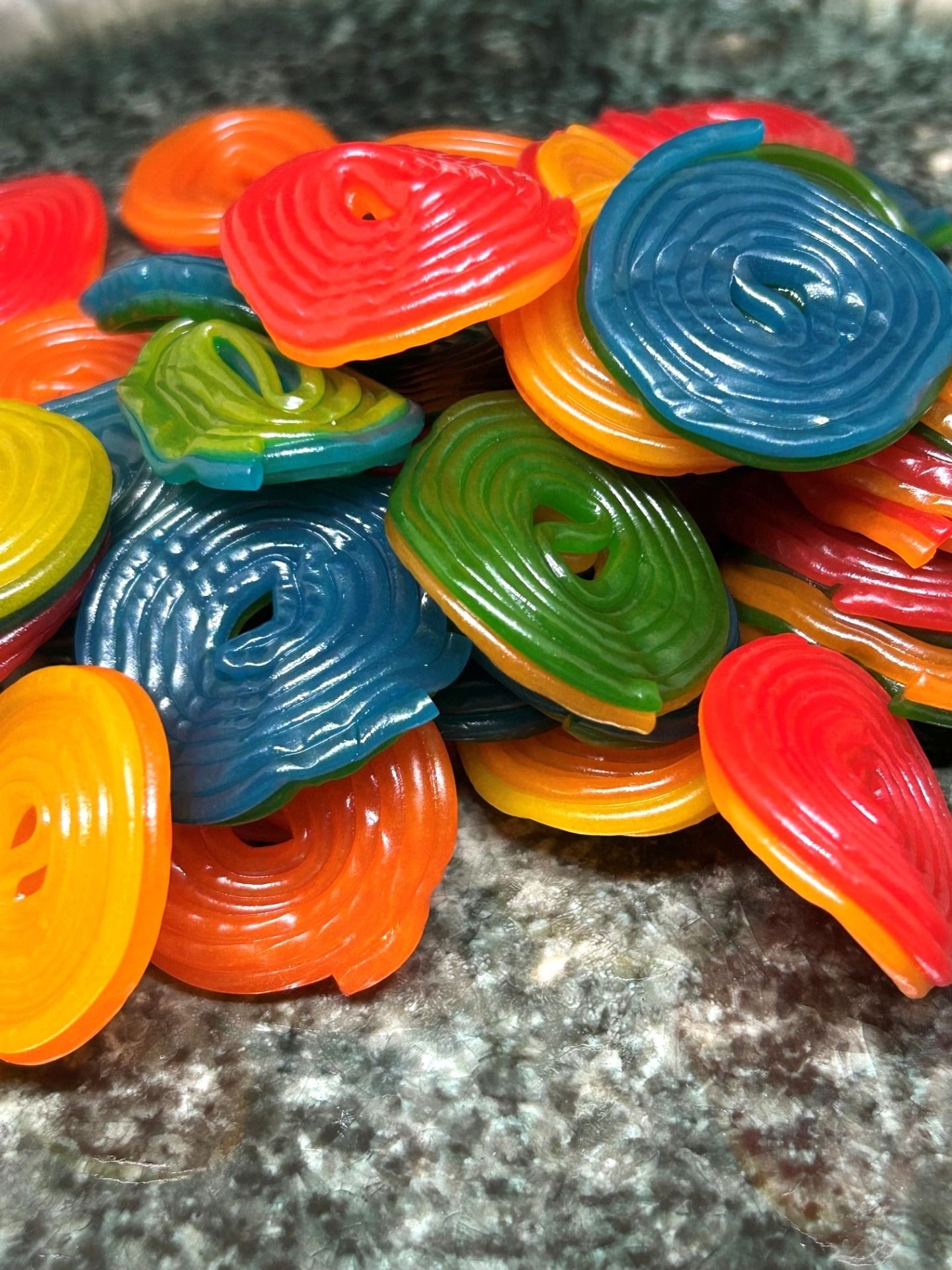 Spirale Bicolore – Bonbons Gélifiés Fruités Bicolores Acidulés (100grs)