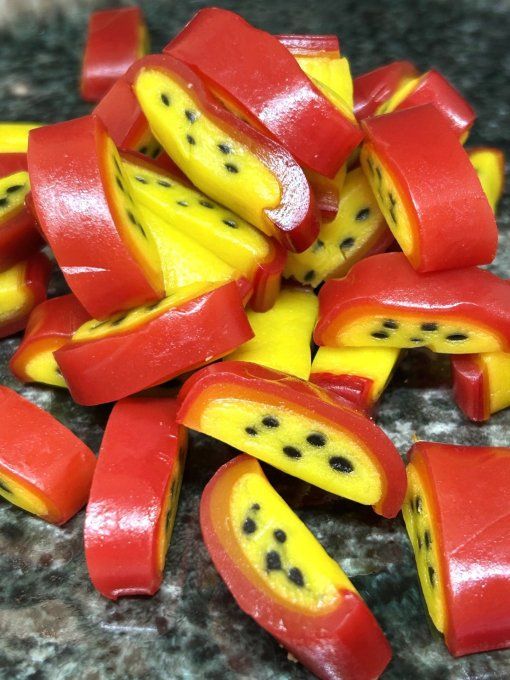 Tranche fruit de la passion bonbon exotique à éplucher pour candy bar anniversaire